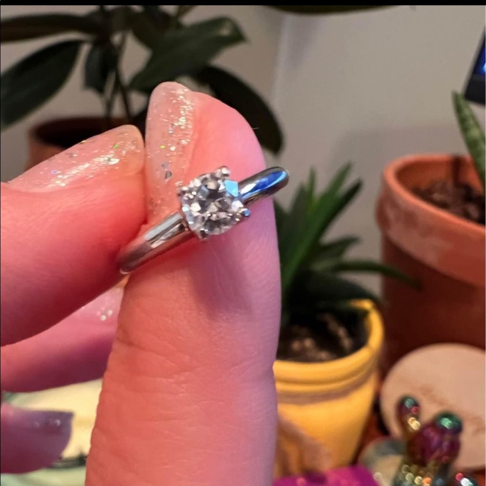 Beautiful European cut Diamond ring in 14k white gold
